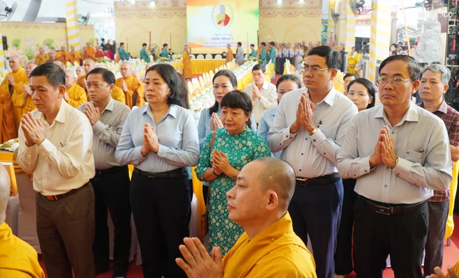 Đại diện chính quyền tưởng niệm