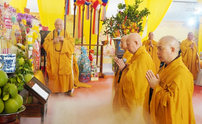 Hòa thượng Thích Lệ Trang, Phó Chủ tịch Hội đồng Trị sự, Trưởng ban Trị sự GHPGVN TP.HCM, cùng Thường trực Ban Trị sự GHPGVN TP tưởng niệm Trưởng lão Hòa thượng Thích Thiện Từ