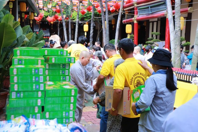 Tặng quà đến Hội người mù TP.Thủ Đức