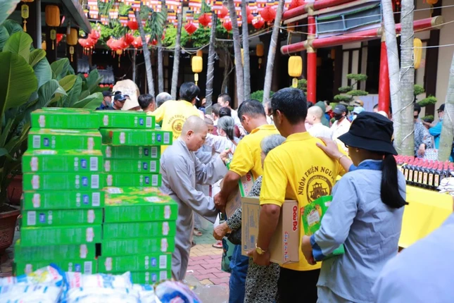 Tặng quà đến Hội người mù TP.Thủ Đức