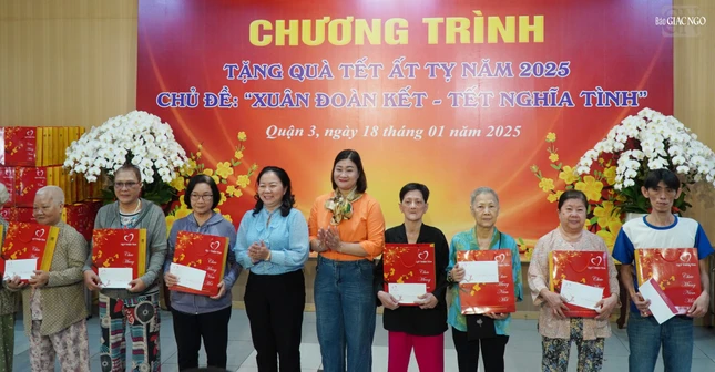 300 phần quà được Quỹ Thiện Tâm trao tặng đến bà con tại Q.3