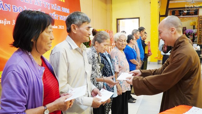 Thượng tọa Thích Nguyên Các trao quà đến bà con