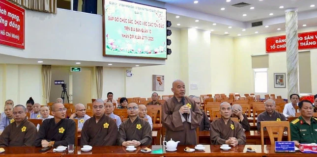Thượng tọa Thích Nhật Thiện, Trưởng ban Trị sự GHPGVN Q.10 phát biểu tại buổi gặp mặt