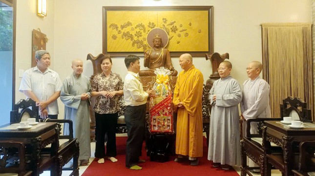 Đoàn Ban Tôn giáo TP.HCM thăm, chúc mừng Xuân Ất Tỵ đến Ban Trị sự GHPGVN Q.12