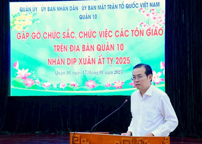 Ông Bí Thư Quận ủy Q.10 Lê Văn Minh phát biểu tại buổi gặp gỡ chức sắc, chức việc các tôn giáo nhân Xuân Ất Tỵ