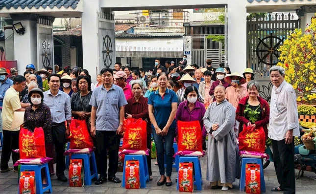 Ni sư Thích nữ Huệ Khánh, trụ trì chùa Phước Thiện, cùng các nhà hảo tâm trao quà Tết đến người dân trên địa bàn