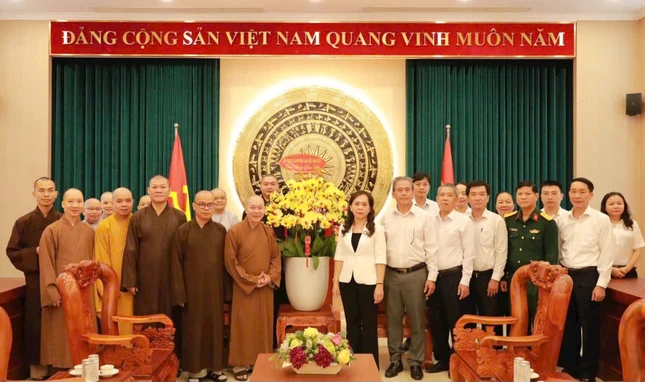 Chư tôn đức thăm, chúc Tết Lãnh đạo Quận ủy, UBND, UBMTTQVN Q.3 Chư tôn đức thăm, chúc Tết Lãnh đạo Quận ủy, UBND, UBMTTQVN Q.3