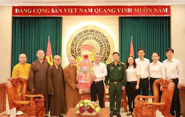 Ông Võ Văn Đức, Chủ tịch UBND quận đón nhận quà chúc xuân 2025