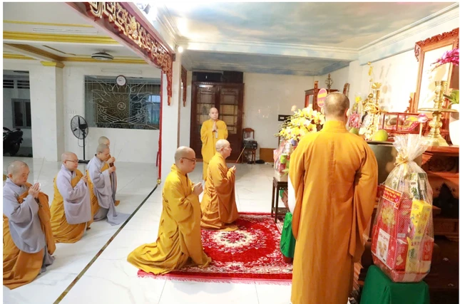 Dâng hương tưởng niệm cố Trưởng lão Hòa thượng Thích Hiển Pháp tại chùa Hưng Phước Dâng hương tưởng niệm cố Trưởng lão Hòa thượng Thích Hiển Pháp tại chùa Hưng Phước