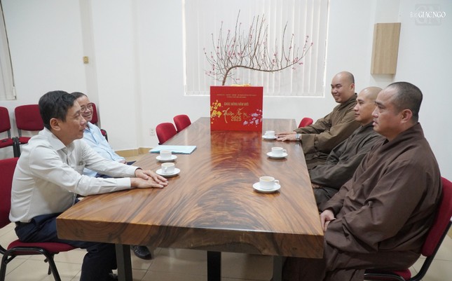 Ông Trần Xuân Điền đại diện cho đoàn Thành ủy, HĐND, UBND, UBMTTQVN TP.HCM chúc mừng Xuân Ất Tỵ đến Báo Giác Ngộ