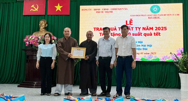 Đại diện chính quyền xã Phước Thạnh trao thư cảm ơn