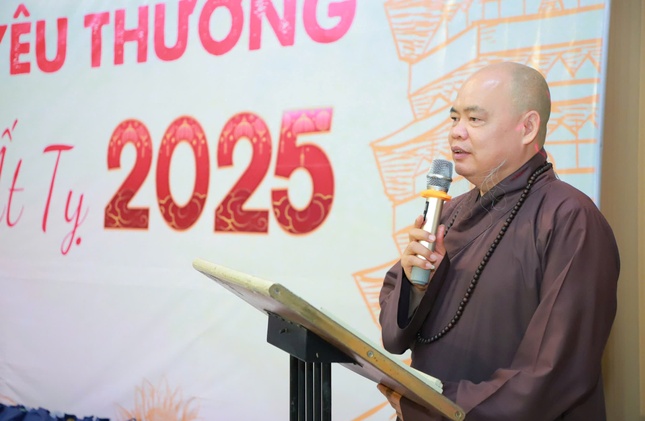 Thượng tọa Thích Thanh Phong thăm hỏi, chúc Tết đến bà con trước khi tặng quà