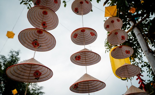 Nón lá được trang trí đẹp mắt trong không gian chùa Đại Giác Nón lá được trang trí đẹp mắt trong không gian chùa Đại Giác