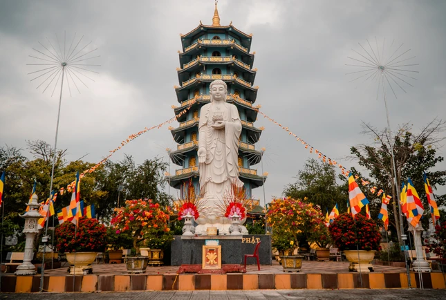 Quảng Bình là quê hương của Đại lão Hòa thượng Thích Trí Quang. Đây là một trong 3 nơi được vinh dự cung nghinh xá-lợi của ngài sau khi trà-tỳ theo di huấn. Hiện xá-lợi của ngài được tôn thờ tại bảo tháp chùa Đại Giác để mọi người có cơ hội chiêm bái bậc cao Tăng của Phật giáo Việt Nam