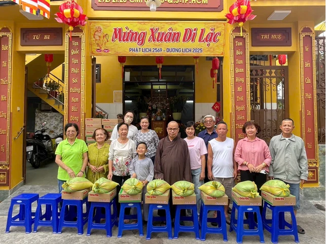 Đại đức trụ trì trao tặng 150 phần quà tại chùa Vạn Quốc