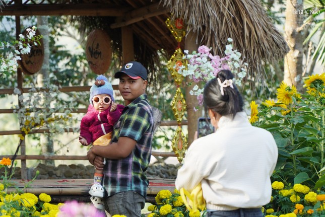 [Ảnh] Phật tử đón năm mới vào mùng 1 Tết tại chùa Tây Nguyên ảnh 4