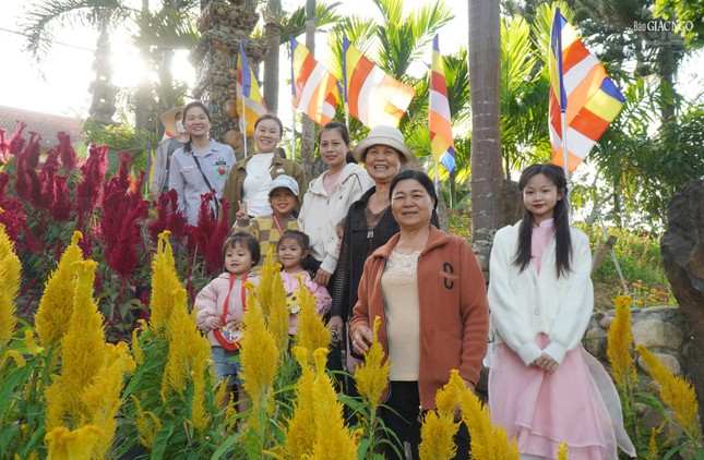 Cả gia đình cùng đi chùa lễ Phật đầu năm