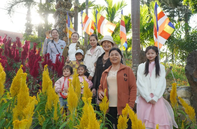 Cả gia đình cùng đi chùa lễ Phật đầu năm