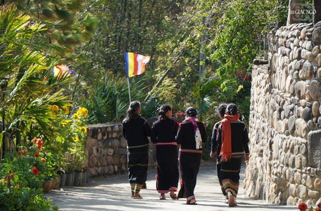 Bà con đồng bào về chùa lễ Phật đầu năm