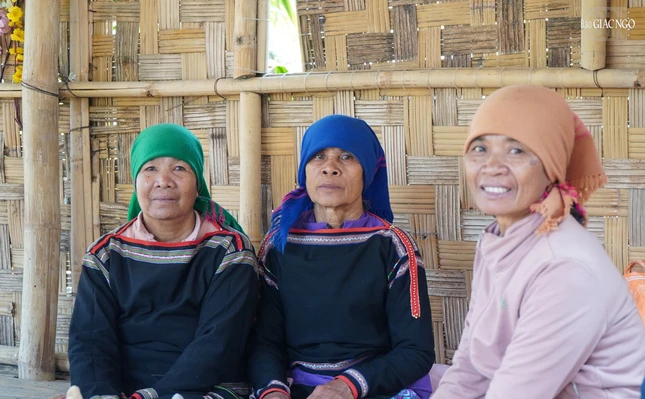 Cùng ngồi trên ngôi nhà sàn truyền thống bên trong sân chùa trò chuyện, chúc Tết