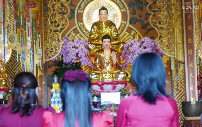 Sáng mùng một Tết, nhiều Phật tử trẻ phải về chùa lễ Phật, đây cũng là truyền thống bà con nơi vùng đất này