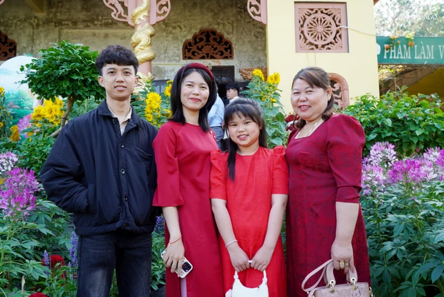 Cả nhà cùng mặc áo dài thật đẹp lễ Phật đầu năm