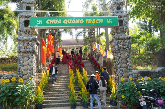 Chùa Quảng Trạch nằm lưng chừng trên một ngọn đồi hữu tình dưới chân bờ Hồ Lắk, bao quanh là những cánh đồng và những xóm làng ẩn sau những ngọn đồi lượn quanh