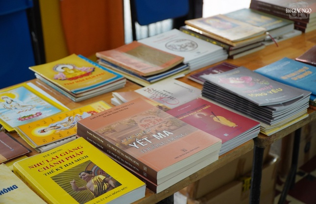 Sách tại hội sách