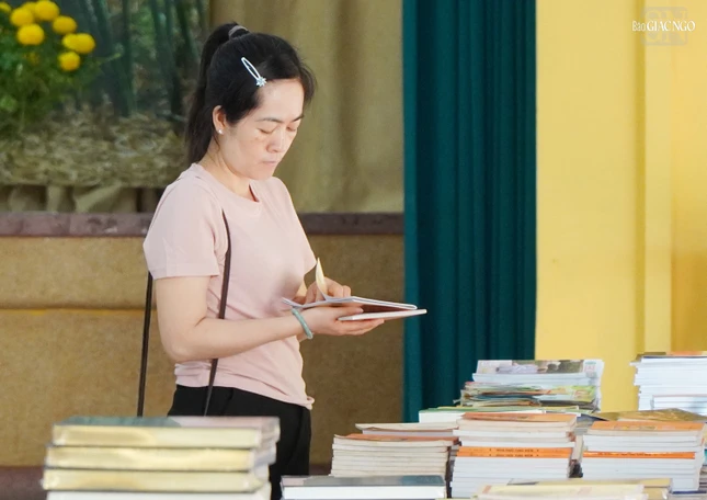 Bạn đọc tìm sách hay tại hội sách