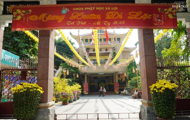 Chùa Phật Học Xá Lợi chiều mùng 8 Tết