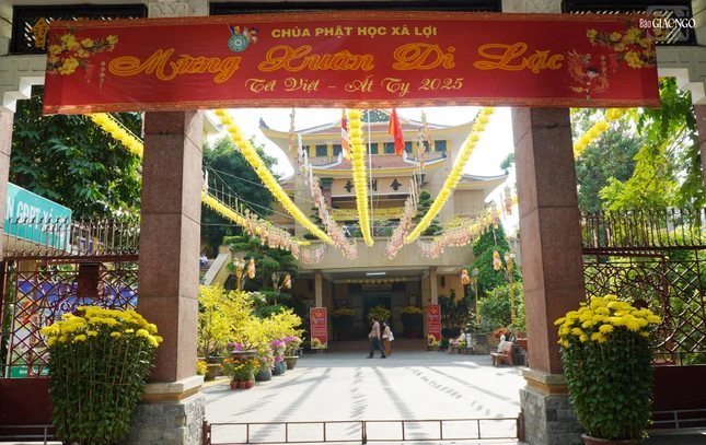 Chùa Phật Học Xá Lợi chiều mùng 8 Tết