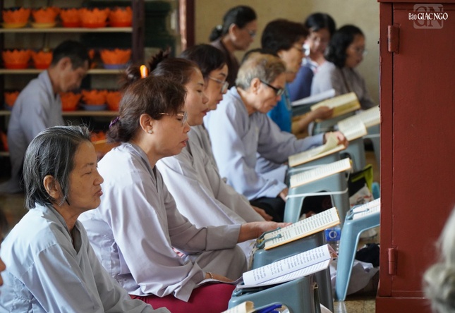 Cầu nguyện một năm mới đất nước thanh bình, mưa thuận gió hòa, gia đạo bình an, bệnh tật tiêu trừ, thân và tâm luôn được an lạc