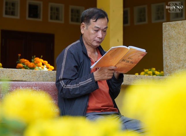 Phật tử ngồi bên ngoài tụng kinh Dược Sư