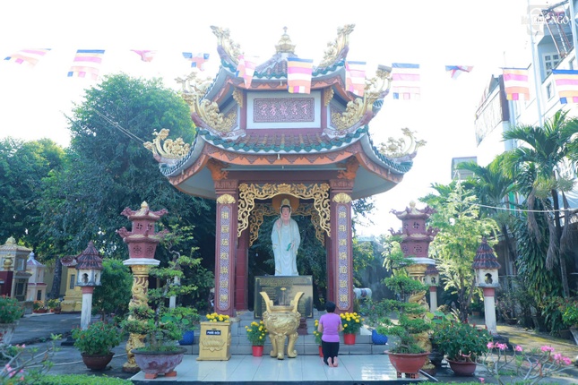 Tổ Tế Lý là người có kiến thức và đạo hạnh nên được người trong vùng quy kính. Do chùa lúc bấy giờ nằm ở vùng gần nhánh sông Sài Gòn, vị trí thấp, Tổ có ý dời chùa và được bà Nguyễn Thị Hiên là đệ tử tại gia của Tổ hộ trì, hiến cúng đất để di dời chùa về địa điểm hiện nay, cách chùa cũ khoảng 1 km