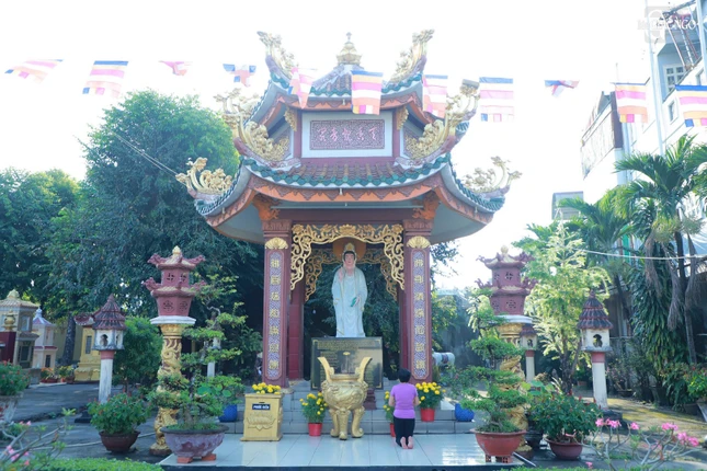 Tổ Tế Lý là người có kiến thức và đạo hạnh nên được người trong vùng quy kính. Do chùa lúc bấy giờ nằm ở vùng gần nhánh sông Sài Gòn, vị trí thấp, Tổ có ý dời chùa và được bà Nguyễn Thị Hiên là đệ tử tại gia của Tổ hộ trì, hiến cúng đất để di dời chùa về địa điểm hiện nay, cách chùa cũ khoảng 1 km