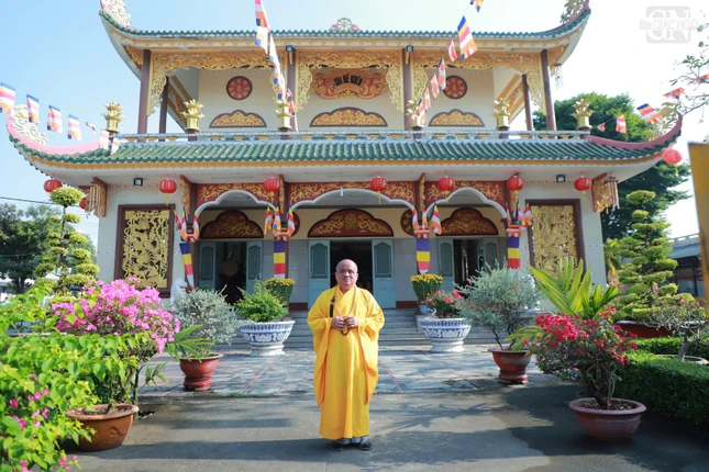 Chùa Huê Nghiêm do Tổ Thiệt Thoại khai sơn, trực thuộc môn phong của tổ đình Quốc Ân Kim Cang. Tổ không chỉ khai sơn chùa Huê Nghiêm, mà còn khai sơn chùa Long Thọ