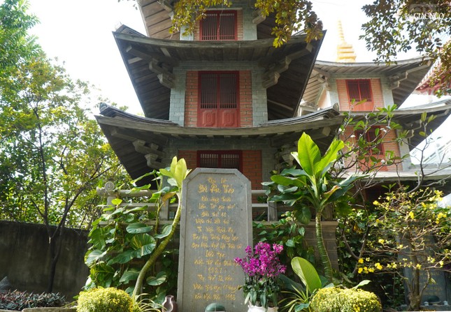 Tu viện Khánh An ban đầu là một am nhỏ do Tổ sư Trí Hiền xây dựng năm 1905 để tu niệm, bao quanh là đồng, ao, ruộng