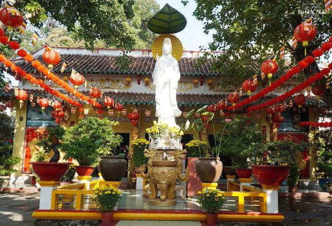 Sắc tứ Long Huê tọa lạc ở số 131/27 đường Nguyễn Thái Sơn, Q.Gò Vấp, TP.HCM do Tổ sư Đạo Thông khai sơn tạo tự