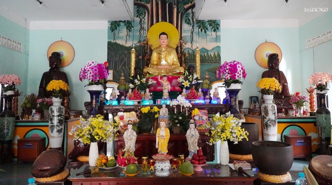 Vào thời Nguyễn Phúc Ánh khôi phục cơ nghiệp của dòng tộc, có lần chúa phải tạm ẩn trong chùa Long Hoa vì bị quân Tây Sơn truy bắt. Bởi vậy, sau khi lên ngôi lấy hiệu là Gia Long (1802), nhà vua đã ban "Sắc tứ" cho chùa. Kể từ đó, chùa có tên là Sắc tứ Long Hoa tự. Dưới thời vua Minh Mạng, vì kỵ húy Hoàng hậu Hồ Thị Hoa nên chùa đổi tên là Sắc tứ Long Huê tự