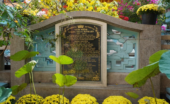 Từ năm 1960 đến 1975, miền Nam bước vào khúc quanh lịch sử. Với tâm từ bi và trí dũng, Ni trưởng Huỳnh Liên đã lãnh đạo trực tiếp Ni giới Khất sĩ và nhất là Ni chúng tịnh xá Ngọc Phương tích cực tham gia vào các phong trào Phật giáo, ủng hộ phong trào sinh viên học sinh, nuôi dạy trẻ mồ côi, đấu tranh cho hòa bình...