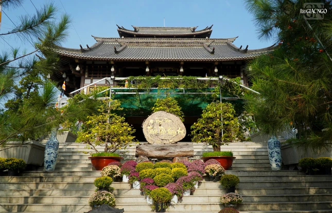 Tu viện Khánh An (1055/3D đường Võ Thị Thừa, QL1A, Q.12) là di tích lịch sử cấp Thành phố theo quyết định số 3269/QĐ-UBND 27-7-2007, là cơ sở cách mạng trong thời kỳ kháng chiến chống Pháp