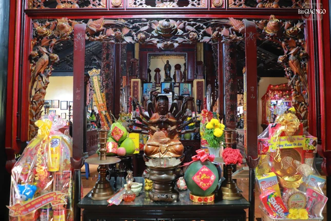 Hiện nay, chùa còn giữ được một số pho tượng cổ, hoành phi, liễn, câu đối, long vị Tổ sư... tương đối lâu đời