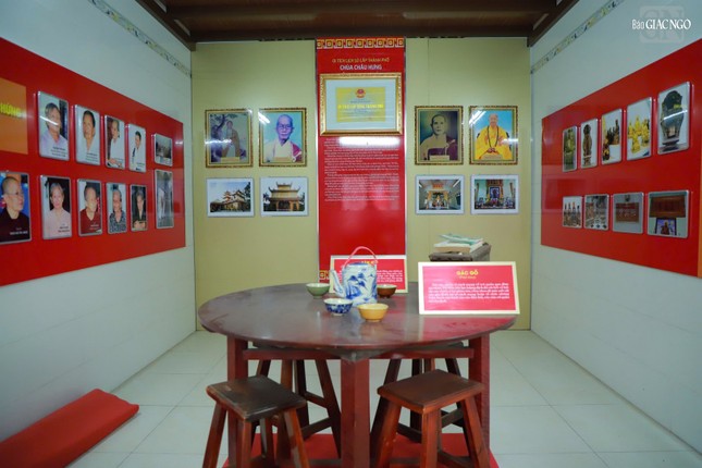 Trước ngày 30-4-1975, chùa Châu Hưng được xây dựng trên đất Gò Cát, xung quanh là những ruộng lúa và rau muống. Đây là một địa chỉ đỏ, từng là cơ sở nuôi giấu cán bộ du kích và bộ đội về bám trụ ngay cửa ngõ Sài Gòn. Các vị Đại đức, Hòa thượng, trụ trì ở đây là những người luôn có chí hướng theo cách mạng, lực lượng nằm vùng tại khu vực này luôn lấy ngôi chùa làm cơ sở hoạt động