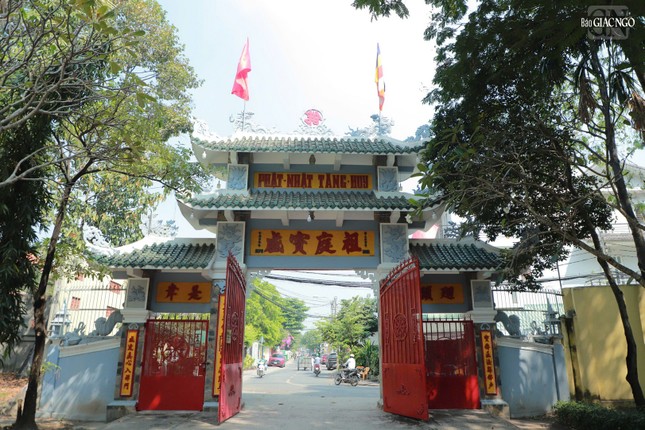 Tổ đình Bửu Thạnh do Tổ Tiên Hiền khai sơn vào năm 1801, trên một vùng đất rộng 4,5 ha thuộc bưng làng Long Trường, xã Long Vĩnh Hạ, H.Thủ Đức, tỉnh Gia Định, nay thuộc P.Long Trường, TP.Thủ Đức - TP.HCM