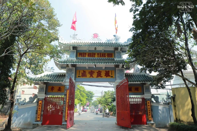 Tổ đình Bửu Thạnh do Tổ Tiên Hiền khai sơn vào năm 1801, trên một vùng đất rộng 4,5 ha thuộc bưng làng Long Trường, xã Long Vĩnh Hạ, H.Thủ Đức, tỉnh Gia Định, nay thuộc P.Long Trường, TP.Thủ Đức - TP.HCM