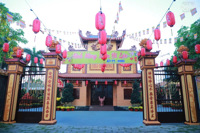 Chùa Châu Hưng tọa lạc tại số 37 đường Cây Keo, khu phố 1, P.Tam Phú, TP.Thủ Đức, được tạo lập năm 1884 với kết cấu đơn sơ, qua nhiều lần trùng tu