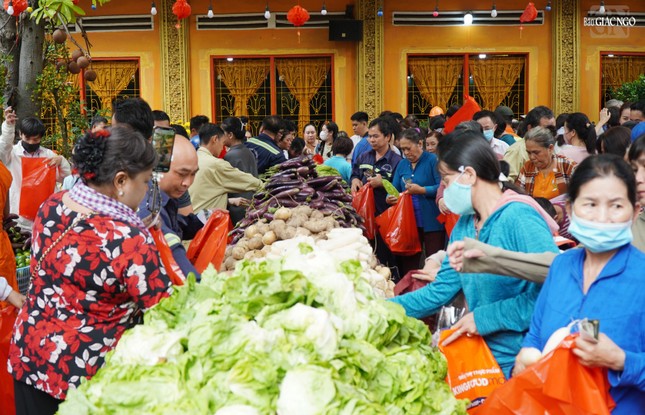 200 phần quà đặc biệt từ siêu thị rau củ 0 đồng được dành cho công nhân dịch vụ công ích Q.3 200 phần quà đặc biệt từ siêu thị rau củ 0 đồng được dành cho công nhân dịch vụ công ích Q.3