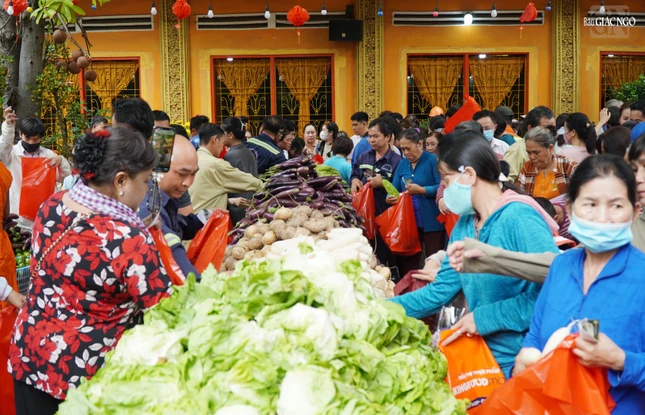 200 phần quà đặc biệt từ siêu thị rau củ 0 đồng được dành cho công nhân dịch vụ công ích Q.3