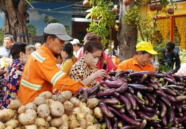 Công nhân và bà con đi siêu thị rau củ 0 đồng