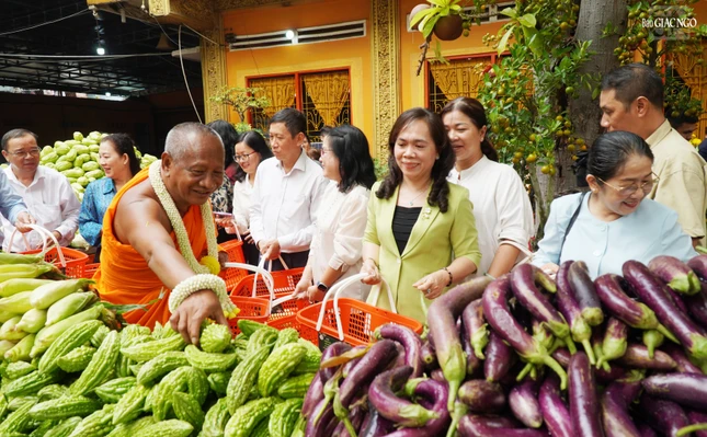 Hòa thượng Danh Lung chia sẻ về siêu thị rau củ 0 đồng ở chùa Candaransi với đại diện chính quyền